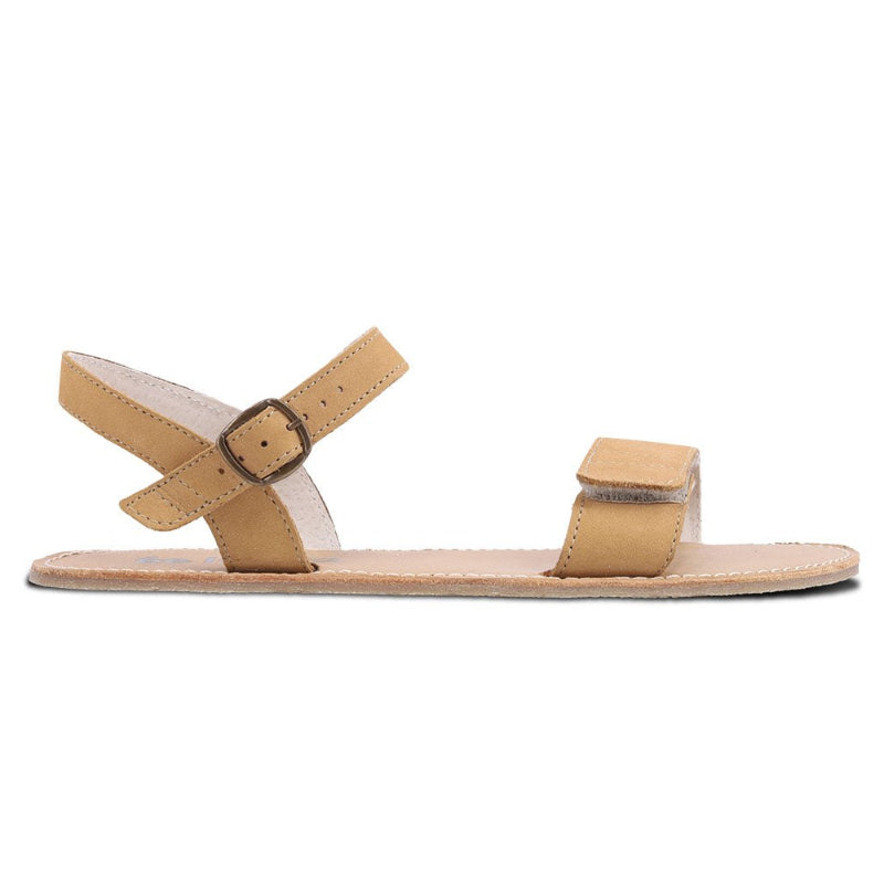 Be Lenka Grace Seitenansicht Sand