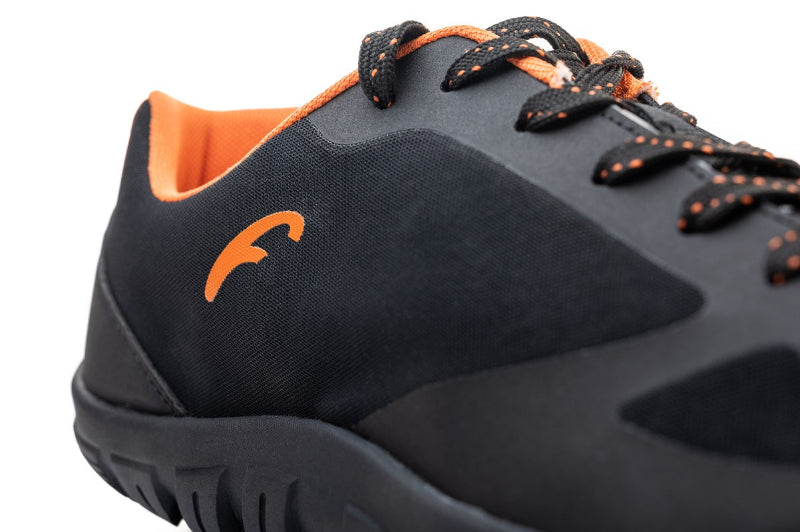Freet Feldom Black / Orange – minimalistischer Trail-Barfußschuh